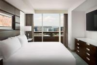 Hilton Washington DC National Mall The Wharfにあるベッド