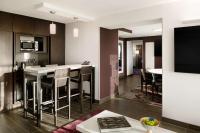 Hilton Washington DC National Mall The Wharfにあるキッチンまたは簡易キッチン