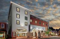 ein Gebäude auf einer Straße mit wolkigem Himmel in der Unterkunft Hilton Garden Inn Annapolis Downtown in Annapolis