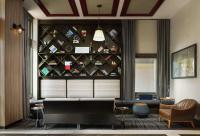 ein Wohnzimmer mit einer Wand aus Weinflaschen in der Unterkunft Hilton Garden Inn Annapolis Downtown in Annapolis