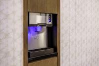 einen Kühlschrank in einem Holzschrank mit violetten Lichtern in der Unterkunft Hilton Garden Inn Annapolis Downtown in Annapolis