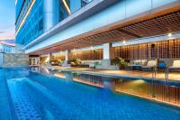 DoubleTree by Hilton Surabayaの敷地内または近くにあるプール