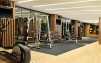DoubleTree by Hilton Surabayaにあるフィットネスセンターまたはフィットネス設備