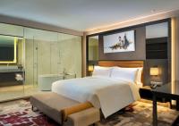 DoubleTree by Hilton Surabayaにあるベッド