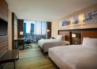 DoubleTree by Hilton Surabayaにあるベッド