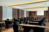 DoubleTree by Hilton Surabayaにあるビジネスエリアまたは会議室
