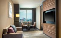 DoubleTree by Hilton Surabayaにあるテレビまたはエンターテインメントセンター