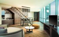 DoubleTree by Hilton Surabayaにあるテレビまたはエンターテインメントセンター