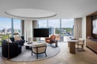 Conrad Nashvilleにあるテレビまたはエンターテインメントセンター