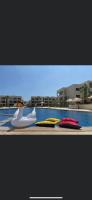 Bazén v ubytování Azha Ain Sokhna luxury chalet families only nebo v jeho okolí
