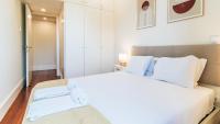 Postel nebo postele na pokoji v ubytování Terrace Pool Apartment Oporto by LovelyStay
