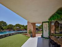 The swimming pool at or close to Can Do It