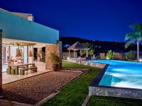 The swimming pool at or close to Can Do It