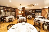 ein Restaurant mit Tischen und Stühlen mit weißen Tischdecken in der Unterkunft Hotel Restaurante De Torres in Felechosa