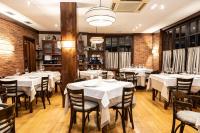 ein Esszimmer mit weißen Tischen und Stühlen in der Unterkunft Hotel Restaurante De Torres in Felechosa