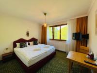 A bed or beds in a room at Dorfpension Mariahilfberg