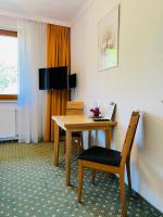 A television and/or entertainment centre at Dorfpension Mariahilfberg