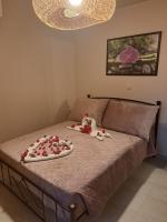 A bed or beds in a room at Déjà Blue