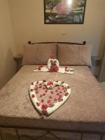 A bed or beds in a room at Déjà Blue