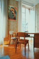 ein Esszimmer mit einem Tisch, Stühlen und einem Schreibtisch in der Unterkunft Estacart - Grenoble Centre in Grenoble