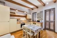 Kuchyňa alebo kuchynka v ubytovaní House Verona Zen