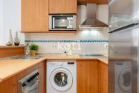 Kuchyňa alebo kuchynka v ubytovaní Koti Rentals - Sandy Beach Apartment