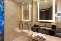 DoubleTree by Hilton Surabayaにあるバスルーム