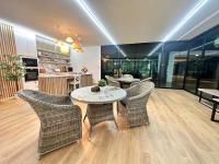 een eetkamer met een tafel en stoelen bij Herma Hotel in Samutprakarn