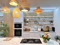 een keuken met twee hanglampen en een aanrechtblad bij Herma Hotel in Samutprakarn