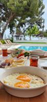 Una mesa con un plato de huevos en un bol. en Villa No 44, en Darıca