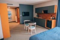Kuchyň nebo kuchyňský kout v ubytování Roof 264 Hotel & Suites