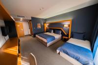 Postel nebo postele na pokoji v ubytování Roof 264 Hotel & Suites