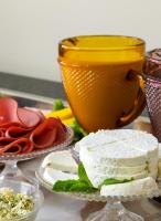 乌贝兰迪亚Hotel Dan Inn Uberlandia By Nacional Inn的桌上的一块蛋糕和一杯茶