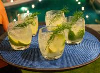 ein blaues Tablett mit vier Getränken auf einem Tisch in der Unterkunft Pousada Solarium de Gostoso in São Miguel do Gostoso