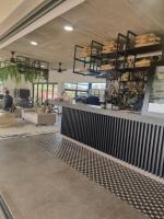 una hall con divani e un bar in un edificio di Paradise in Ballito a Ballito