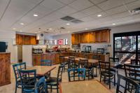 ein Restaurant mit Tischen und Stühlen und einer Küche in der Unterkunft Best Western Plus Canyonlands Inn in Moab
