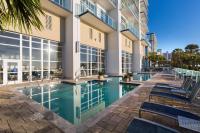 Hilton Grand Vacations Club Ocean 22 Myrtle Beachの敷地内または近くにあるプール