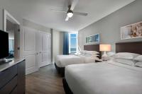Hilton Grand Vacations Club Ocean 22 Myrtle Beachにあるベッド