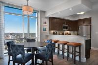 Hilton Grand Vacations Club Ocean 22 Myrtle Beachにあるキッチンまたは簡易キッチン
