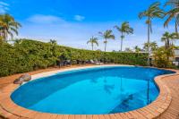 Comfort Inn North Brisbaneの敷地内または近くにあるプール