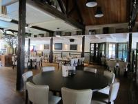 Restaurace v ubytování HderH - Eco Lodge op vakantiepark De IJsvogel, zwembaden, kids fun, natuur en rust