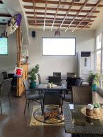 Sjónvarps- og/eða afþreyingartæki á MinshukuKCS Hotel and Restaurant