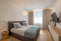 Postel nebo postele na pokoji v ubytování Top-Notch location, an Exceptionally Stylish flat