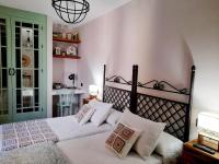 A bed or beds in a room at CASA RURAL EL TRASTERO DE CARMELO
