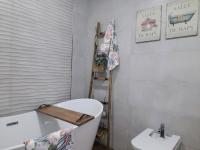 A bathroom at CASA RURAL EL TRASTERO DE CARMELO