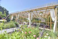Ogród w obiekcie Wood Chalet 1 Monaco Forest La Turbie - Sleeps 5 people