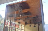 um lustre pendurado no teto de uma loja em Blessings Resort Jankichatti em Uttarkāshi