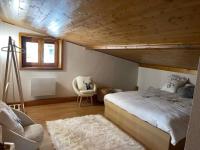 Cama ou camas em um quarto em Appartement de montagne refait &agrave; neuf, jolie vue et facilit&eacute; acc&egrave;s