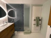 Um banheiro em Appartement de montagne refait &agrave; neuf, jolie vue et facilit&eacute; acc&egrave;s