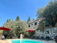 Basen w obiekcie Entre Nice et Monaco grande Villa avec piscine privée 12 personnes lub w pobliżu